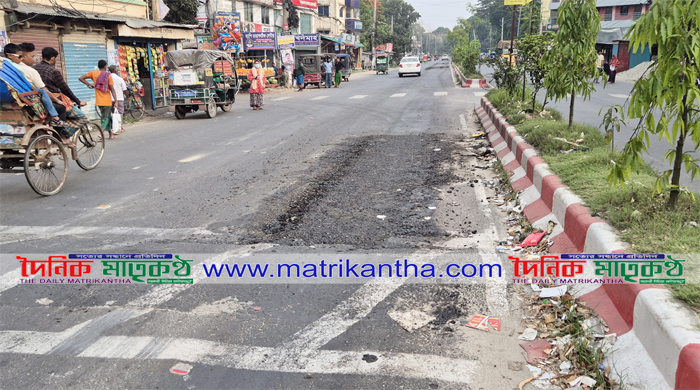  রাজবাড়ী শহরের পাবলিক হেলথ মোড়ে সড়কের ক্ষতস্থান মেরামত করলো সওজ